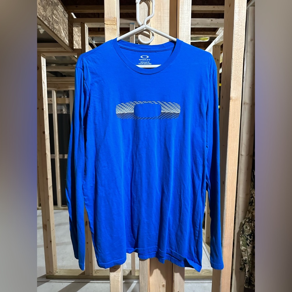 Oakley Blue Men’s Medium Long Sleeve great condition smoke free